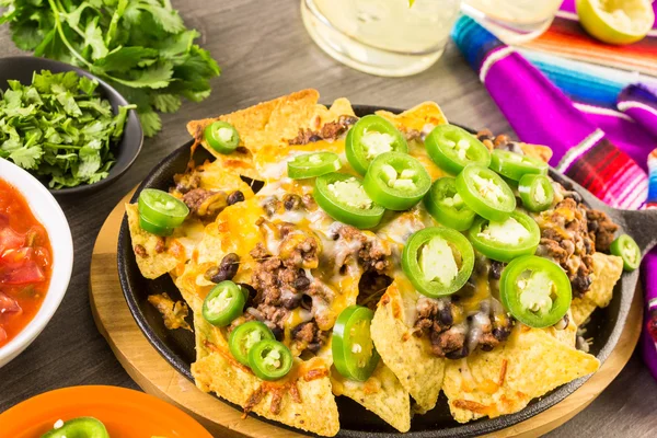 Klassiska nachos med köttfärs — Stockfoto