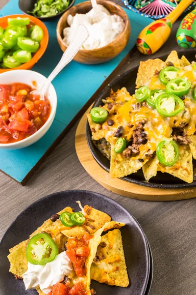 Klassiska nachos med köttfärs — Stockfoto