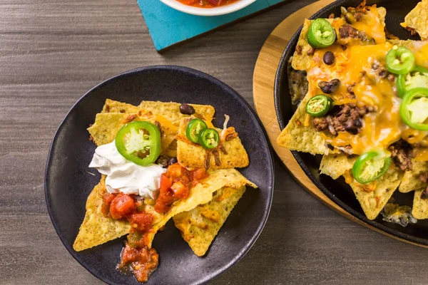 Klassische Nachos mit Hackfleisch — Stockfoto