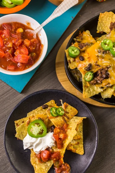 Klassiska nachos med köttfärs — Stockfoto