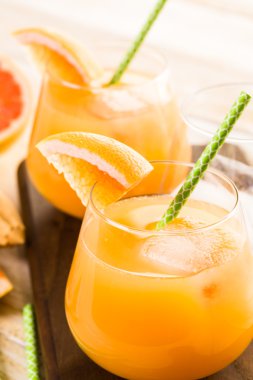 Organik yakut kırmızı greyfurt suyu