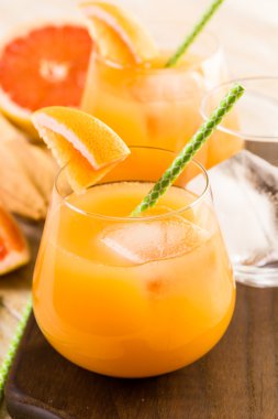 Organik yakut kırmızı greyfurt suyu