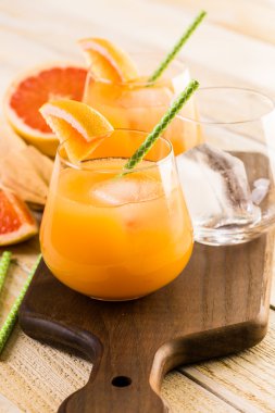 Organik yakut kırmızı greyfurt suyu