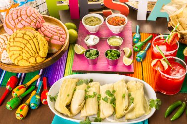 tamales, çilek margarita ve pan dulche ekmek