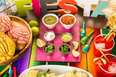 tamales, çilek margarita ve pan dulche ekmek