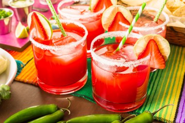 Çilek ve kireç margarita