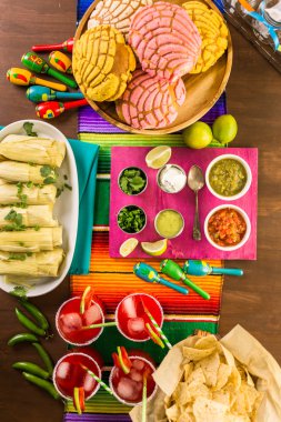 tamales, çilek margarita ve pan dulche ekmek