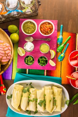 tamales, çilek margarita ve pan dulche ekmek