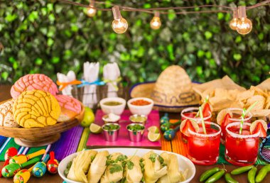 tamales, çilek margarita ve pan dulche ekmek