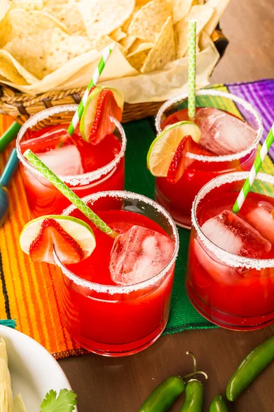 Erdbeere und Limetten-Margaritas — Stockfoto