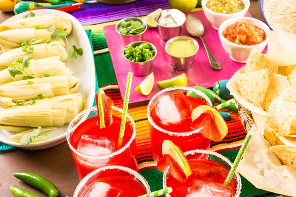 Tamales, margaritas de fresa y pan dulche — Foto de Stock