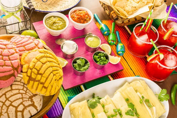 Tamales, strawberry margaritas and pan dulche bread — Stock Photo, Image