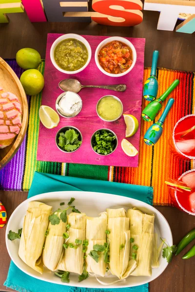 Tamales, margaritas de morango e pão panqueca — Fotografia de Stock