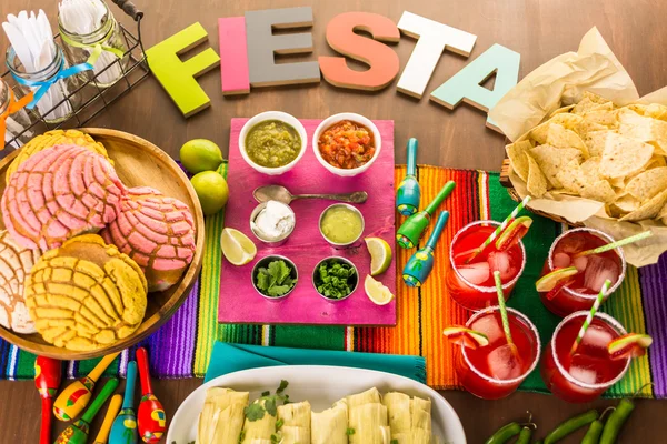 Tamales, Erdbeer-Margaritas und Pan dulche Brot — Stockfoto