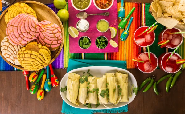 Tamales, margaritas de fresa y pan dulche — Foto de Stock