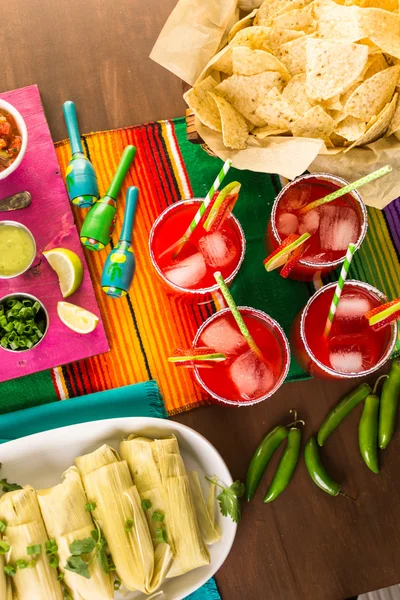 Tamales, Erdbeer-Margaritas und Pan dulche Brot — Stockfoto