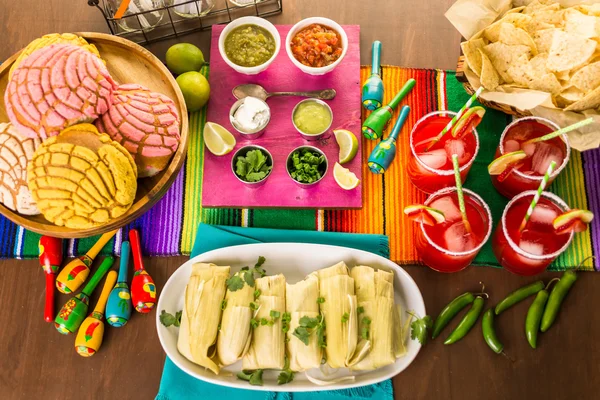 Tamales, Erdbeer-Margaritas und Pan dulche Brot — Stockfoto