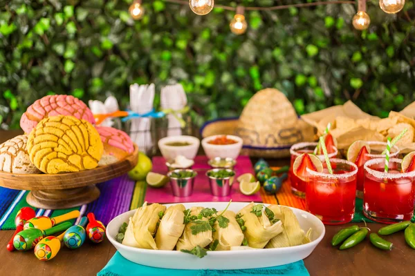 Tamales, eper margaritas és pan dulche kenyér — Stock Fotó