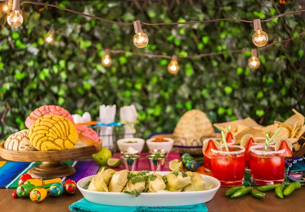 Tamales, eper margaritas és pan dulche kenyér — Stock Fotó