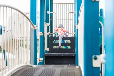 Oyun parkında oynayan yürümeye başlayan çocuk