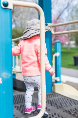 Oyun parkında oynayan yürümeye başlayan çocuk