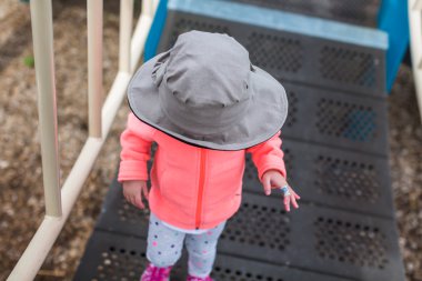 Oyun parkında oynayan yürümeye başlayan çocuk