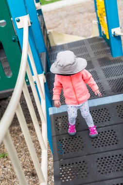 Oyun parkında oynayan yürümeye başlayan çocuk