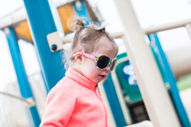 Oyun parkında oynayan yürümeye başlayan çocuk