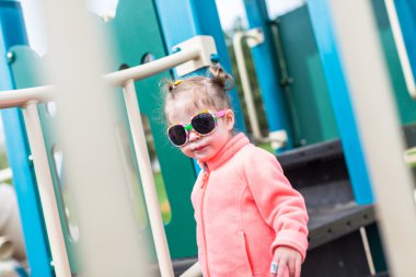 Oyun parkında oynayan yürümeye başlayan çocuk