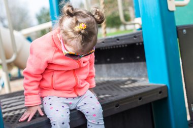 Oyun parkında oynayan yürümeye başlayan çocuk