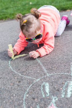 Tebeşir ile döşeli çizim yürümeye başlayan yürüyüş 