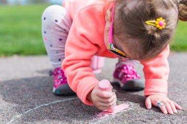 Tebeşir ile döşeli çizim yürümeye başlayan yürüyüş 
