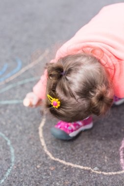 Tebeşir ile döşeli çizim yürümeye başlayan yürüyüş 