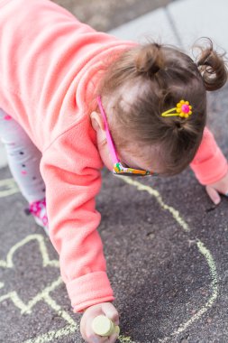 Tebeşir ile döşeli çizim yürümeye başlayan yürüyüş 