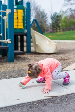 Tebeşir ile döşeli çizim yürümeye başlayan yürüyüş 