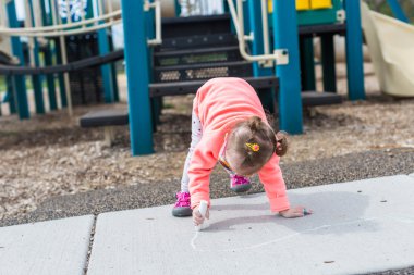 Tebeşir ile döşeli çizim yürümeye başlayan yürüyüş 