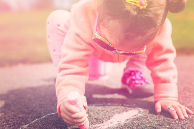 Tebeşir ile döşeli çizim yürümeye başlayan yürüyüş 