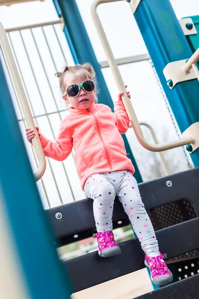 Peuter spelen op de speelplaats — Stockfoto