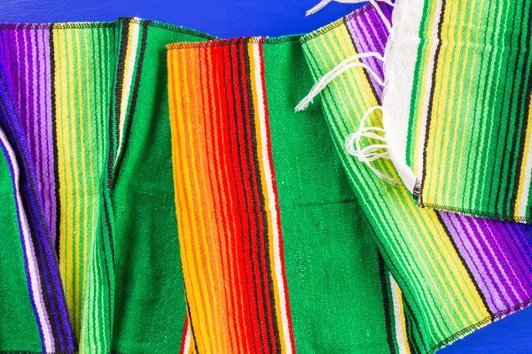 Fiesta tradycyjne tabeli kolorowe dekoracje — Zdjęcie stockowe