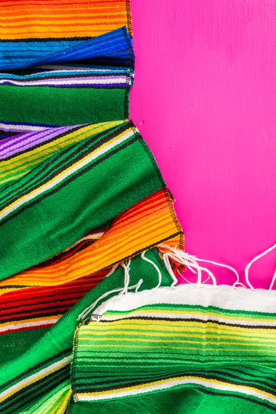 Fiesta tradycyjne tabeli kolorowe dekoracje — Zdjęcie stockowe
