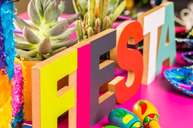 Fiesta renkli masa süslemeleri