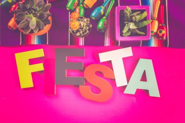 Fiesta renkli masa süslemeleri