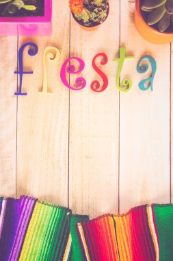 Fiesta renkli masa süslemeleri