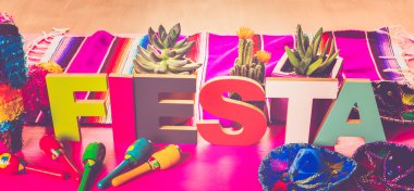 Fiesta renkli masa süslemeleri