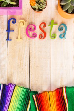 Fiesta renkli masa süslemeleri