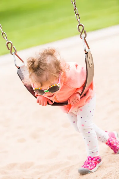 Niño jugando en el parque infantil —  Fotos de Stock