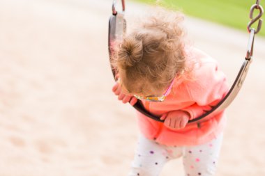 Parkta oynarken yürümeye başlayan çocuk