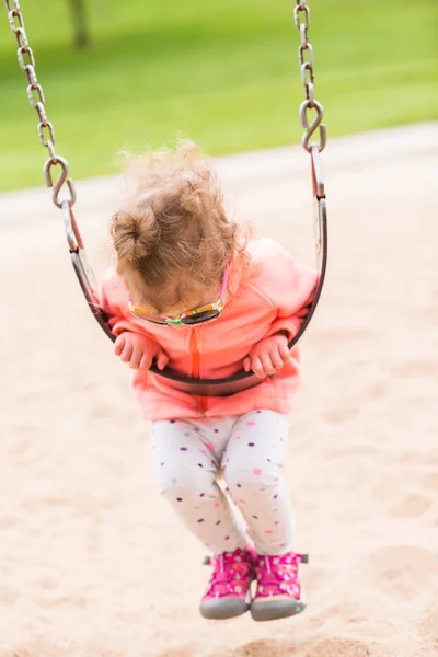 Bambino che gioca al parco giochi — Foto Stock