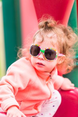 Parkta oynarken yürümeye başlayan çocuk