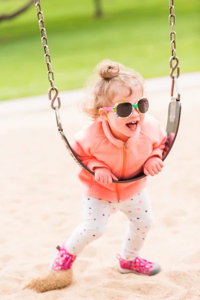 Peuter spelen op de speelplaats — Stockfoto